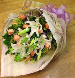  Trabzon hediye sevgilime hediye çiçek  11 ADET GÜL VE 1 ADET KAZABLANKA