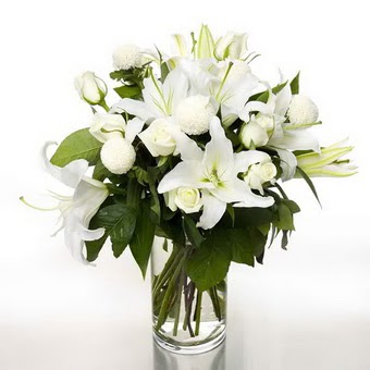 Trabzon internetten çiçek satışı  1 dal cazablanca 7 adet beyaz gül vazosu