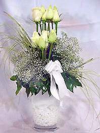  Trabzon kaliteli taze ve ucuz çiçekler  9 adet vazoda beyaz gül - sevdiklerinize çiçek seçimi