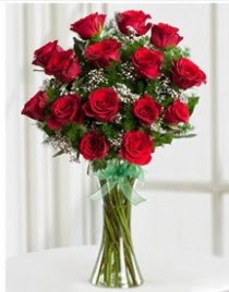 Cam vazo içerisinde 11 kırmızı gül vazosu  Trabzon İnternetten çiçek siparişi 