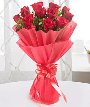 12 adet kırmızı gülden modern buket  Trabzon çiçekçiler 